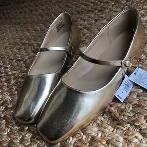 New w Tag: Banana Republic Mary Jane Ballet Flat. Gold. Size 8.5